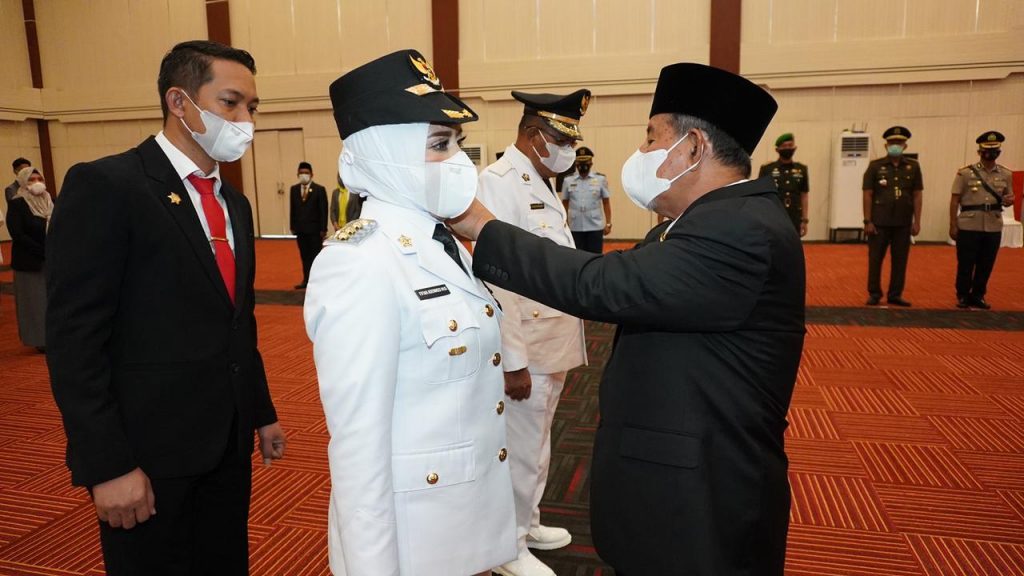 Gubernur AGK Lantik Bupati Perempuan Pertama di Maluku Utara