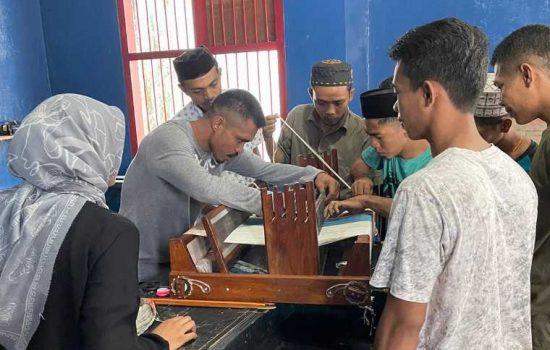 Puta Dino Latih Warga Rutan Tidore Menenun, Hasilnya Dilirik Pejabat Negara