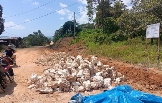 Proyek Pekerjaan Jalan Inpres Bobong-Karamat Dikhawatirkan Molor
