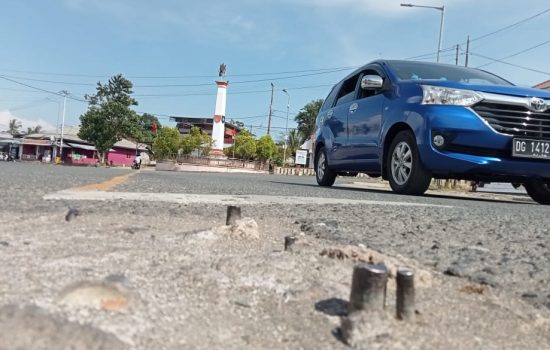 Besi Cor di Jalanan Morotai Bahayakan Pengendara