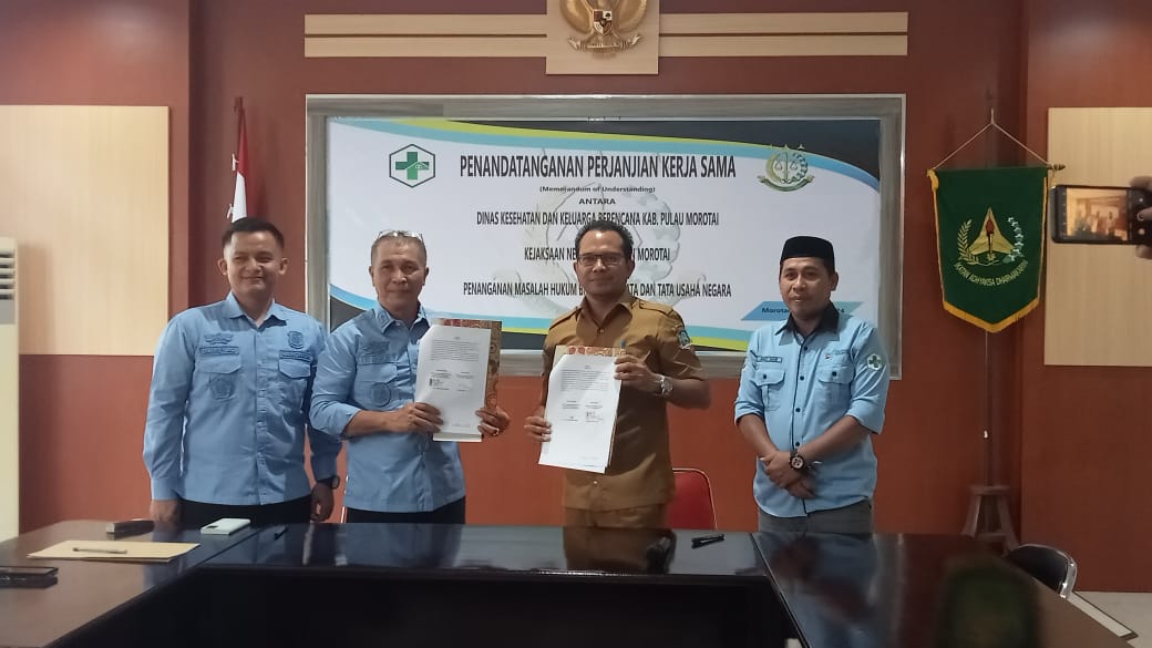 Penandatanganan MoU Dinas Kesehatan dan Kejari Pulau Morotai. (Tandaseru/Irjan Rahaguna)