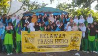 Aksi bersih-bersih di pantai Kastela. (Istimewa)